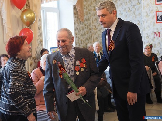 Глава города вручил ветеранам юбилейные медали