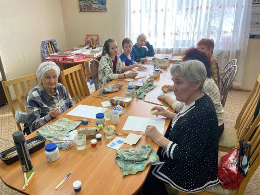 Серебряные волонтеры, совместно с детьми из социально - реабилитационного центра, участвовали в творческом мастер-классе.