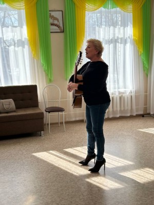 Приём дорогой гостьи - Татьяны Клочихиной с ее подругой - гитарой.