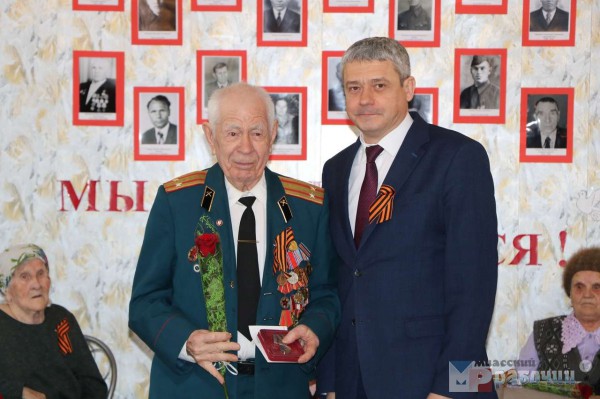 Миасским ветеранам вручили памятные медали к 75-й годовщине Победы.